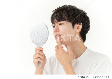 美容男子　ビューティー　気にする 134334831