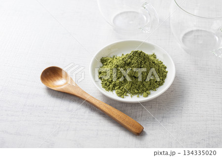粉末緑茶とガラスのティーカップ 134335020