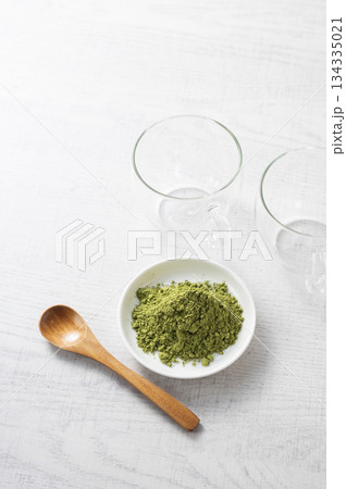 粉末緑茶とガラスのティーカップ 134335021