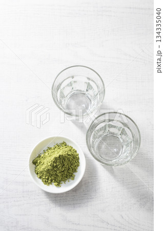 粉末緑茶とガラスのコップ 134335040