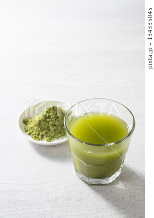 粉末緑茶で作った冷たい緑茶 粉末緑茶で作った冷たい緑茶 134335045
