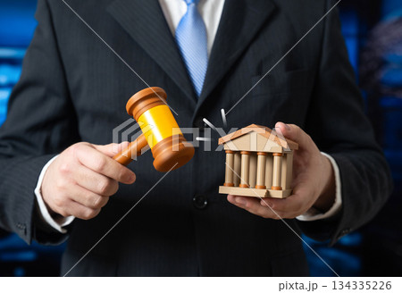 Making a court decision on the bank. Judicial review of financial institutions, disputes and penalties. Banking regulation coverage, financial law and consumer protection 134335226