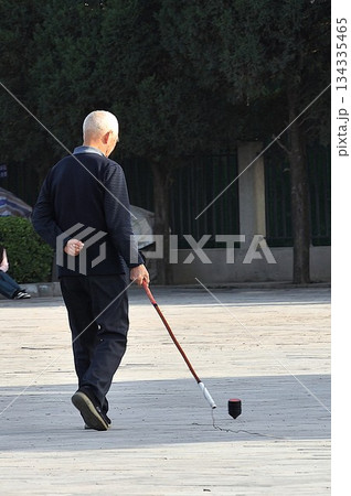 駒を回して遊ぶシニア 134335465