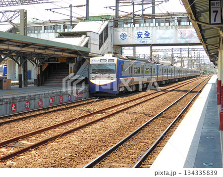 新竹駅を発車する台鐵の区間車 新竹駅を発車する台鐵の区間車 134335839