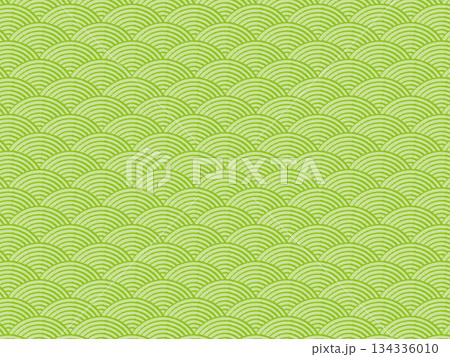 黄緑色の青海波のパターン 134336010
