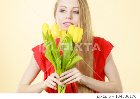 Young woman holding tulip bouquet 134336170