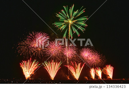 夜空に煌めく花火 134336423