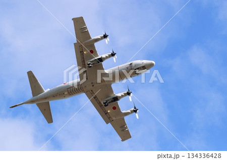 頭上の飛行機 頭上の飛行機 134336428