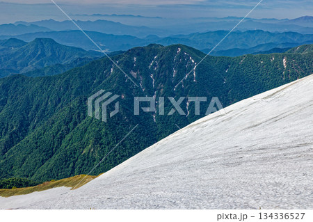 谷川岳山頂直下の雪渓からの富士山・八ヶ岳遠望 134336527