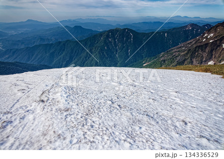 谷川岳山頂直下の雪渓から遠望する富士山・八ヶ岳・浅間山 谷川岳山頂直下の雪渓から遠望する富士山・八ヶ岳・浅間山 134336529