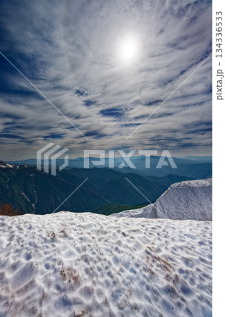 谷川岳山頂直下の雪渓と尾瀬・日光・上州武尊山の山並み 谷川岳山頂直下の雪渓と尾瀬・日光・上州武尊山の山並み 134336533