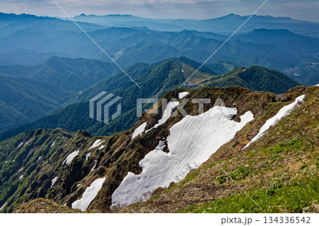 谷川岳から見る残雪の西黒尾根と皇海山・赤城山の山並み 134336542