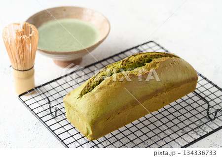 焼き上がった抹茶パウンドケーキ 焼き上がった抹茶パウンドケーキ 134336733