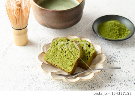 カットして盛り付けた抹茶パウンドケーキ 134337155