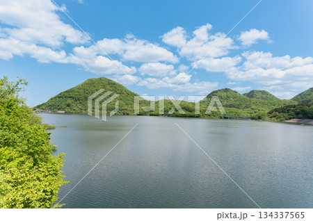 新緑の南川ダムと七ツ森湖 134337565