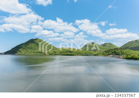 新緑の南川ダムと七ツ森湖 134337567