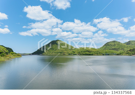 新緑の南川ダムと七ツ森湖 134337568