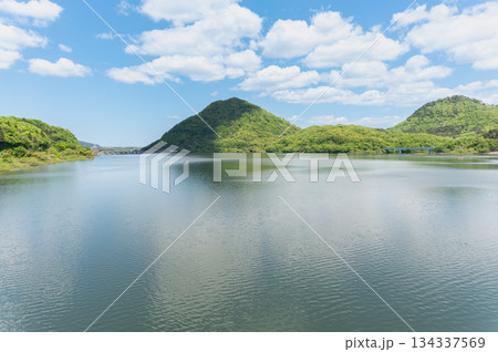 新緑の南川ダムと七ツ森湖 新緑の南川ダムと七ツ森湖 134337569