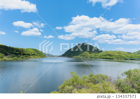 新緑の南川ダムと七ツ森湖 134337571
