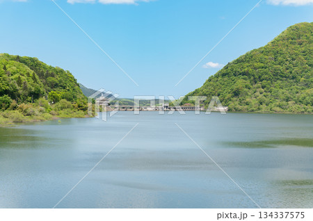 新緑の南川ダムと七ツ森湖 134337575