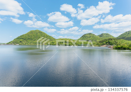 新緑の南川ダムと七ツ森湖 新緑の南川ダムと七ツ森湖 134337576