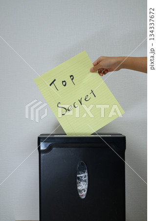 極秘文書をシュレッダーにかける様子 134337672