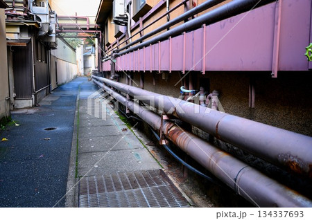 温泉の送水管が走る裏路地 温泉の送水管が走る裏路地 134337693