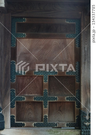 古い木製の扉 古い木製の扉 134337785