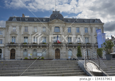 Historical town hall of Mont de Marsan in a sunny afternoon scene Historical town hall of Mont de Marsan in a sunny afternoon scene 134337961