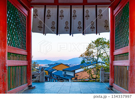 京都　清水寺の仁王門 134337997