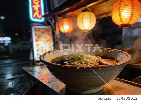 湯気が立ち上る夜の屋台のラーメン、提灯とネオンの光 134338012