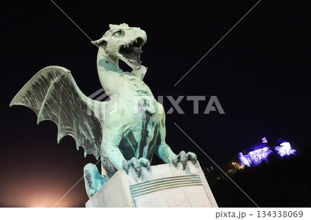 スロベニアの首都リュブリャナの中心部にある「竜の橋」の欄干に佇む竜の石像 134338069