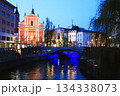 スロベニア、リュブリャナのリブヤ橋から望む三本橋とフランシスコ会受胎告知教会とその周辺の街並みの夜景 134338073