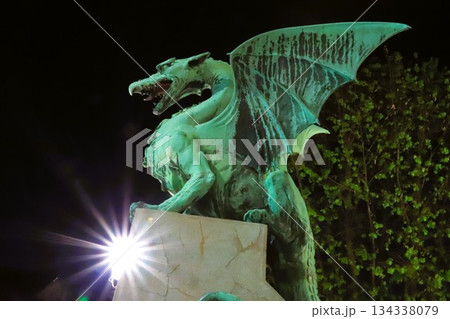 スロベニアの首都リュブリャナの中心部にある「竜の橋」の欄干に佇む竜の石像 スロベニアの首都リュブリャナの中心部にある「竜の橋」の欄干に佇む竜の石像 134338079