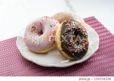 カラフルなトッピングが映えるチョコレートドーナツとスイーツ盛り合わせ カラフルなトッピングが映えるチョコレートドーナツとスイーツ盛り合わせ 134338106