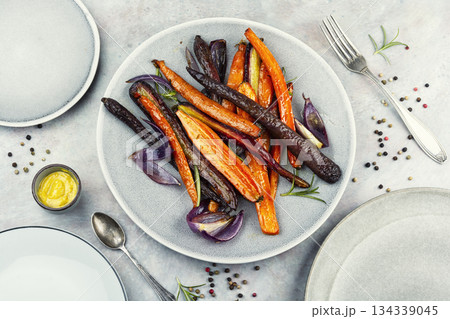 Oven baked caramelized vegetable. 134339045