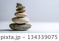 白背景に積み重ねられた石のバランスと静寂を象徴するミニマルアート 134339075