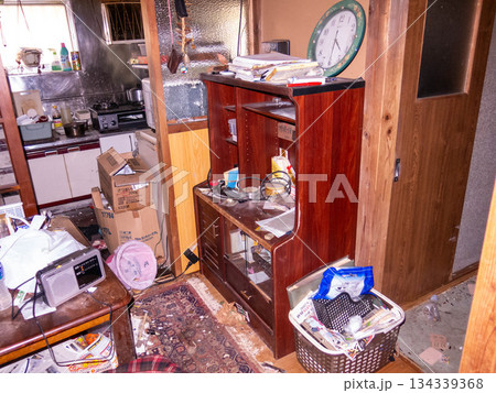散らかり放題の部屋(遺品整理・ゴミ屋敷) 散らかり放題の部屋(遺品整理・ゴミ屋敷) 134339368