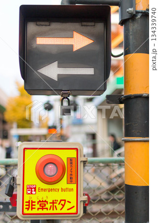 踏切の非常ボタン 踏切の非常ボタン 134339740