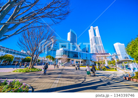 日本の横浜都市景観　師走。桜木町駅の横浜ランドマークタワーなどを望む。低く横切る太陽で長い影ができる 134339746