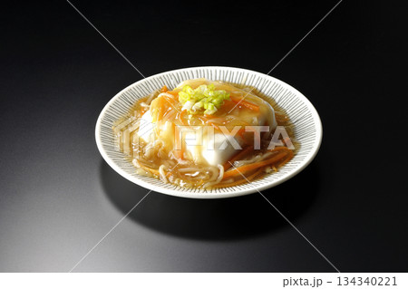 餡かけの絹豆腐を黒背景で撮影 餡かけの絹豆腐を黒背景で撮影 134340221