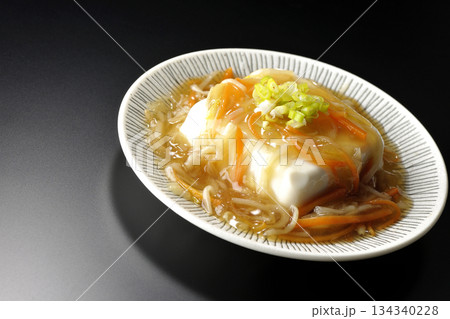 餡かけの絹豆腐を黒背景で撮影 134340228