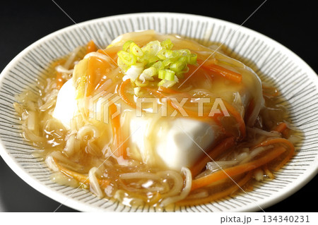 餡かけの絹豆腐を黒背景で撮影 134340231