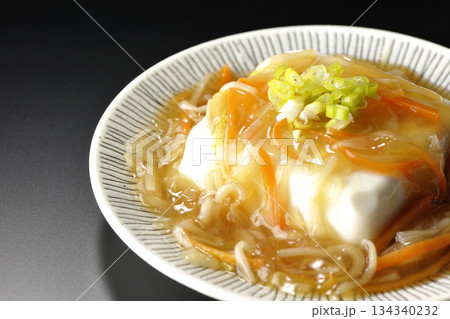 餡かけの絹豆腐を黒背景で撮影 134340232