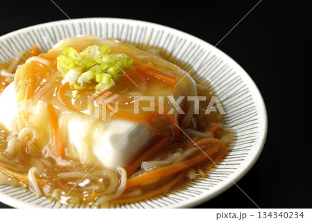餡かけの絹豆腐を黒背景で撮影 134340234