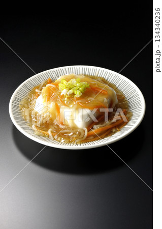 餡かけの絹豆腐を黒背景で撮影 餡かけの絹豆腐を黒背景で撮影 134340236
