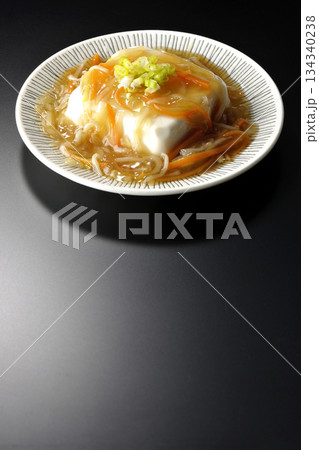 餡かけの絹豆腐を黒背景で撮影 134340238