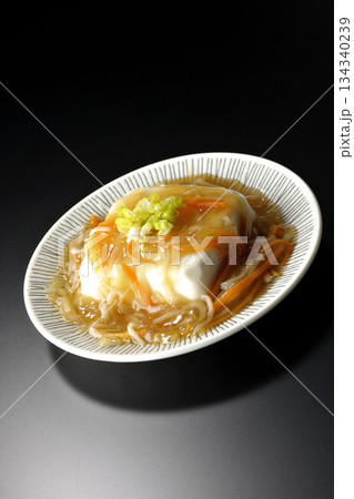 餡かけの絹豆腐を黒背景で撮影 134340239