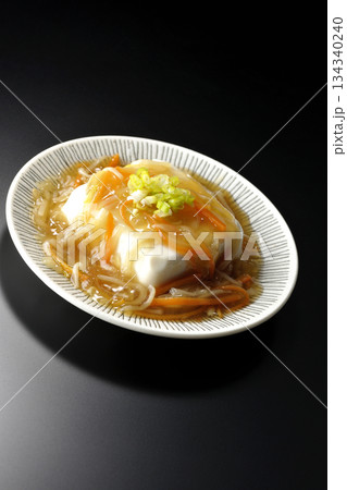 餡かけの絹豆腐を黒背景で撮影 134340240