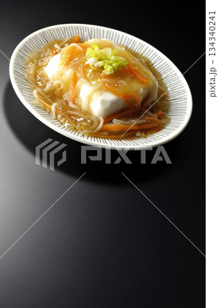 餡かけの絹豆腐を黒背景で撮影 134340241